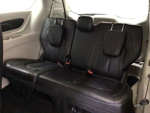 Used 2023 Chrysler Pacifica Touring-L FWD image 19