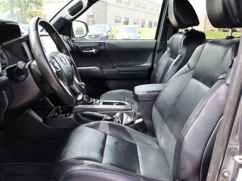 Used 2020 Toyota Tacoma TRD Off-Road w/ TRD Premium Off Road Package AWD/4WD image 13