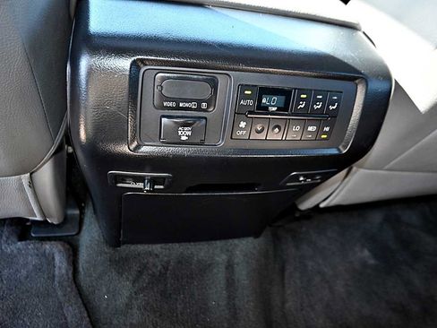 Used 2013 Toyota Sequoia Platinum AWD/4WD image 18