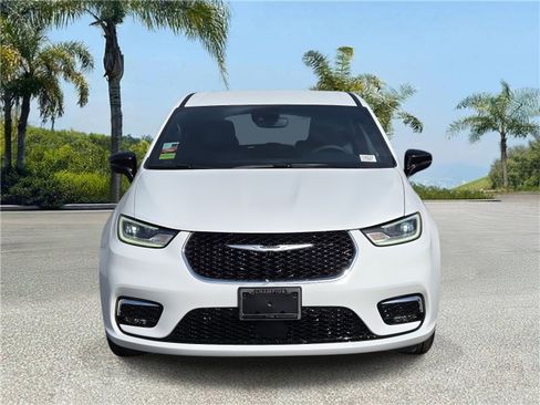 New 2026 Chrysler Pacifica Select image 3