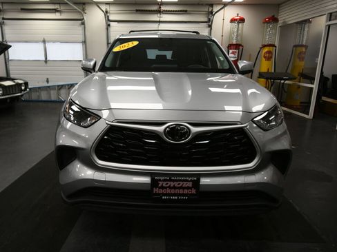 Used 2023 Toyota Highlander L FWD image 2