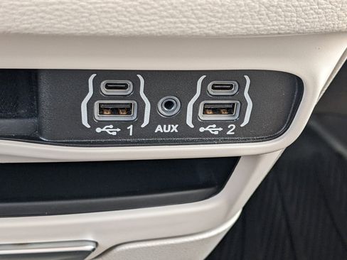 Used 2021 Chrysler Pacifica Touring-L image 26