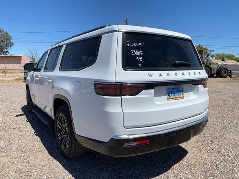 Used 2023 Jeep Wagoneer L Series II image 3