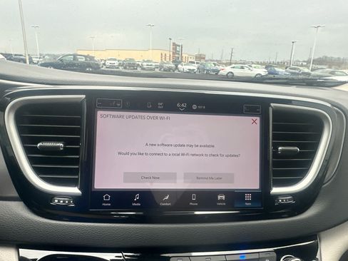 Used 2024 Chrysler Pacifica Touring-L image 31