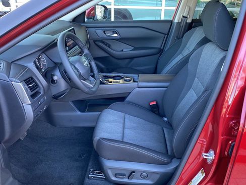 Certified 2025 Nissan Rogue SV image 18