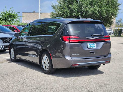 Used 2021 Chrysler Pacifica Touring-L FWD image 5