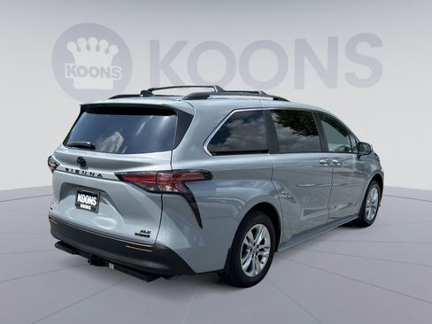 Used 2022 Toyota Sienna XLE Woodland Edition AWD/4WD image 7