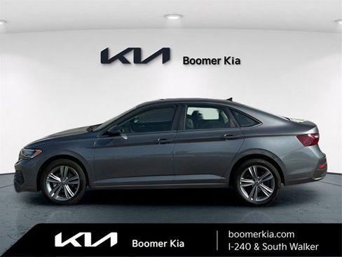 Used 2024 Volkswagen Jetta SE image 8