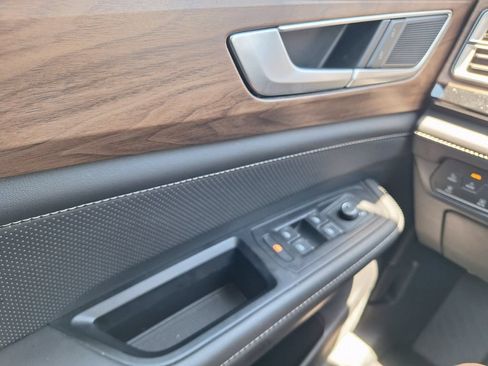Used 2025 Volkswagen Atlas SE FWD image 18