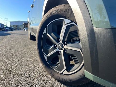 Used 2024 Kia Niro EX image 2