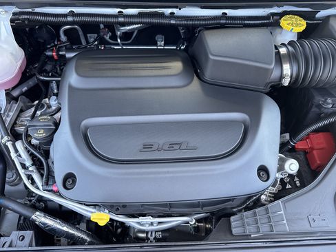 Used 2025 Chrysler Pacifica Select FWD image 33