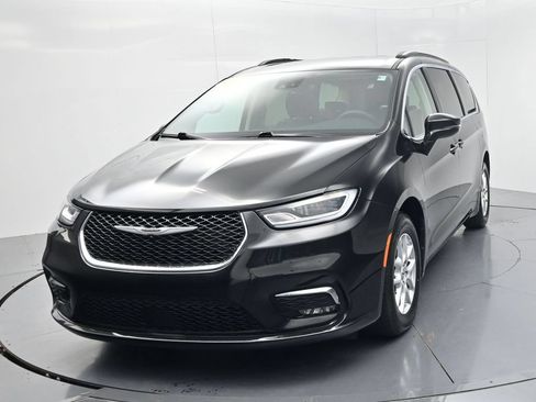 Used 2022 Chrysler Pacifica Touring-L FWD image 3