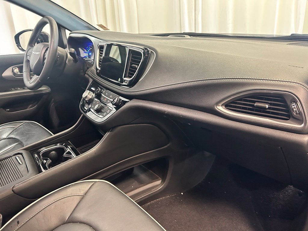 Used 2025 Chrysler Pacifica Premium FWD image 26