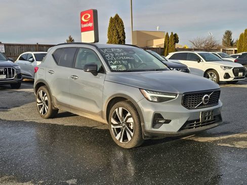Used 2023 Volvo XC40 B5 Plus w/ Climate Package image 1