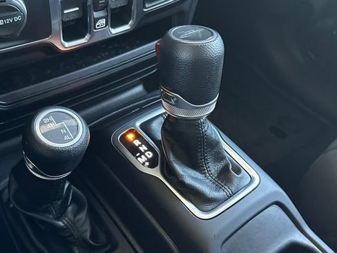 Used 2022 Jeep Gladiator Sport AWD/4WD image 5