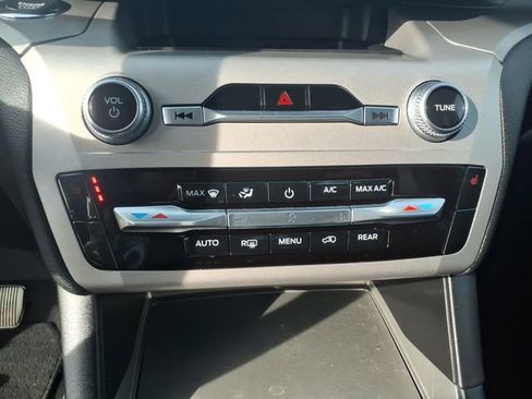 Used 2023 Ford Explorer XLT image 21