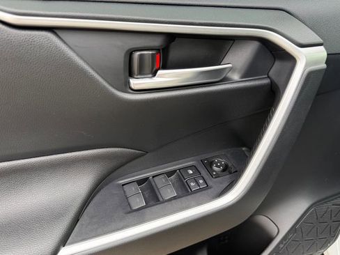 Used 2024 Toyota RAV4 SE image 25