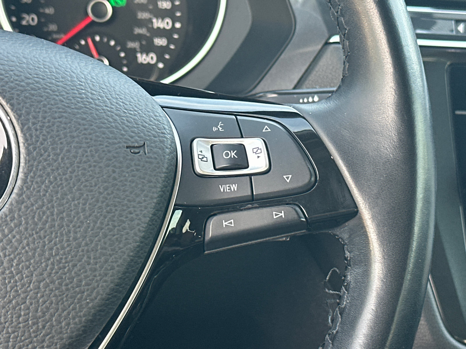 Used 2019 Volkswagen Tiguan SEL FWD image 25