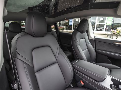 Used 2024 Tesla Model Y Long Range AWD/4WD image 30