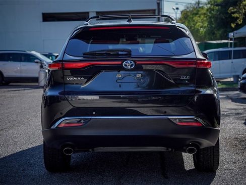 Used 2024 Toyota Venza LE image 5