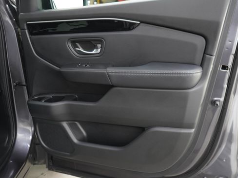 Used 2025 Honda Pilot EX-L image 9