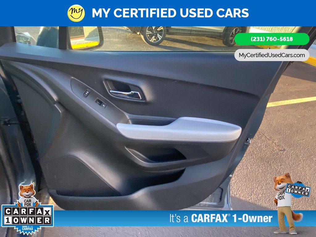 Used 2021 Chevrolet Trax LT w/ Premium Seat Package AWD/4WD image 19