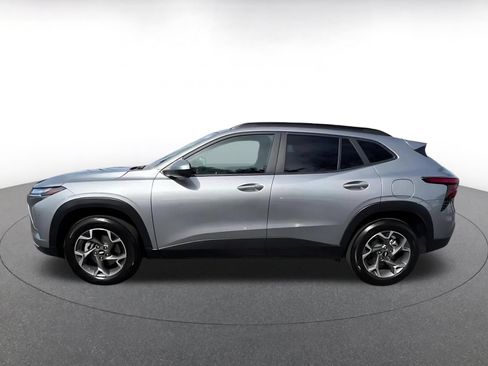 Used 2025 Chevrolet Trax LT w/ LT Convenience Package FWD image 9