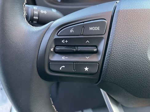 Certified 2025 Hyundai Venue SEL image 28