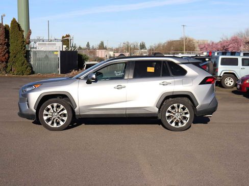 Used 2019 Toyota RAV4 XLE Premium image 8