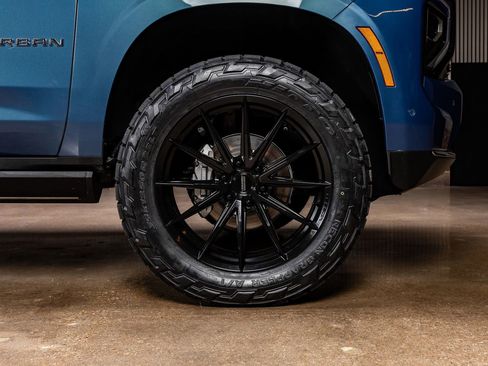 Used 2025 Chevrolet Suburban High Country image 12