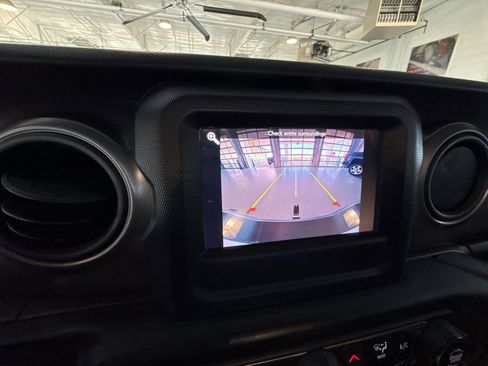 Used 2021 Jeep Gladiator Willys image 14