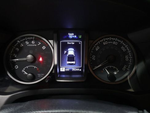 Used 2023 Toyota Tacoma TRD Sport w/ Technology Package image 39