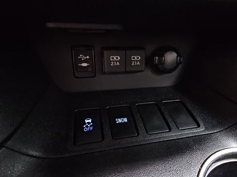 Used 2019 Toyota Highlander LE image 19