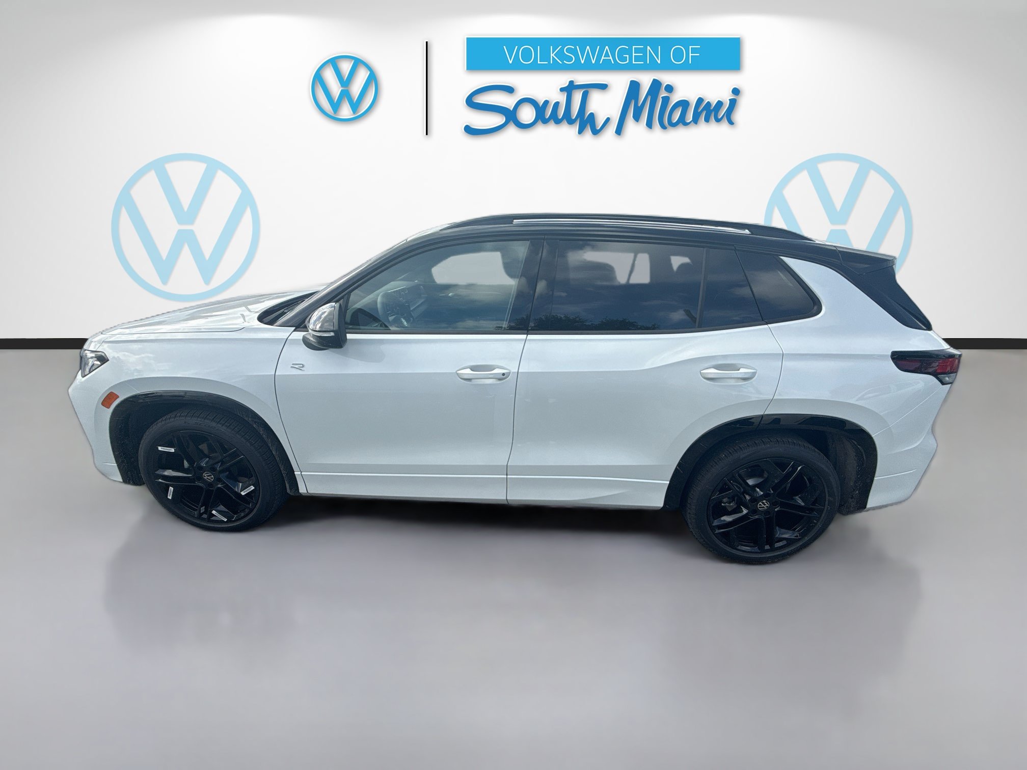 New 2026 Volkswagen Tiguan SE R-Line FWD image 4