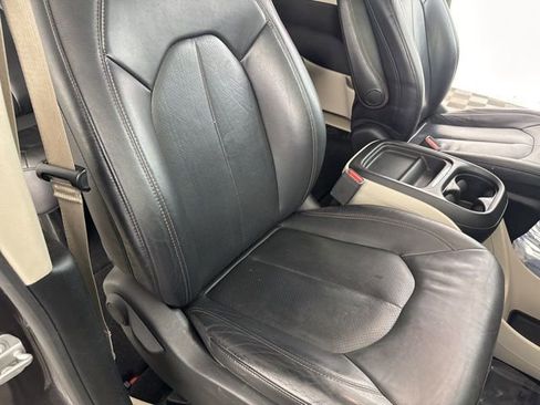 Used 2019 Chrysler Pacifica Touring-L image 30