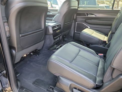 Used 2023 Jeep Wagoneer Series III w/ Convenience Group I AWD/4WD image 21