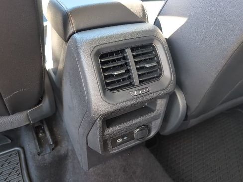 Used 2022 Volkswagen Tiguan SE image 28