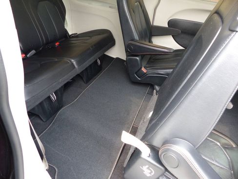 Used 2019 Chrysler Pacifica Touring-L FWD image 37
