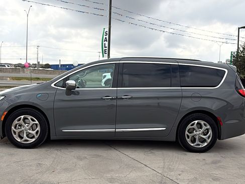 Certified 2021 Chrysler Pacifica Limited w/ Uconnect Theater Family Group image 8