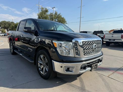 Used 2017 Nissan Titan SV RWD image 3