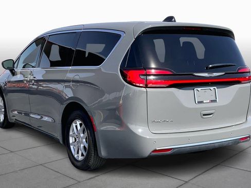 Used 2025 Chrysler Pacifica Select image 12