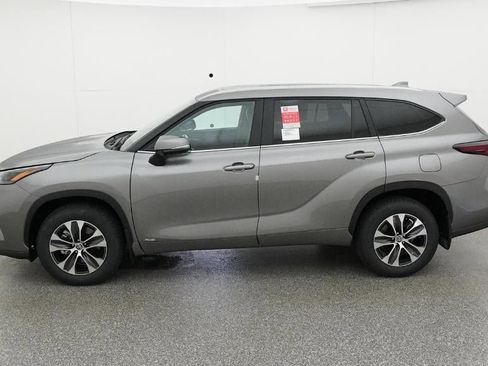 New 2026 Toyota Highlander XLE image 3