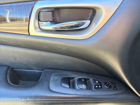 Used 2015 Nissan Pathfinder SL w/ SL Tech Package image 17