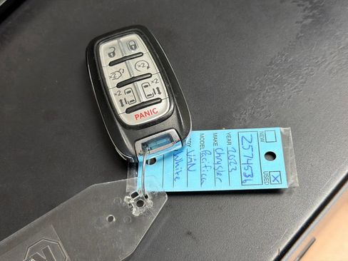 Used 2023 Chrysler Pacifica Touring-L FWD image 36