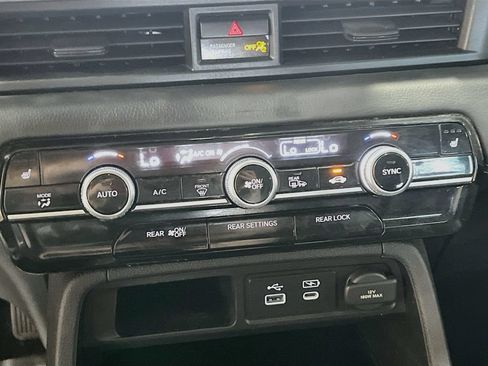 Used 2024 Honda Pilot Touring image 16