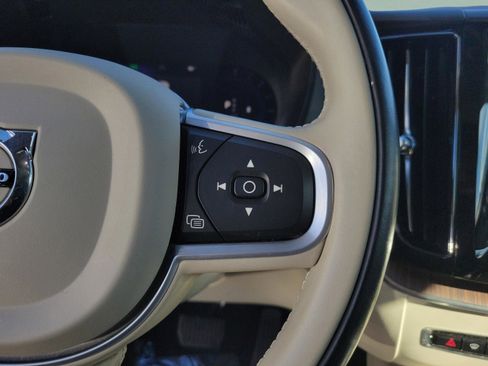 Used 2022 Volvo XC60 B5 Momentum w/ Protection Package Premier image 18