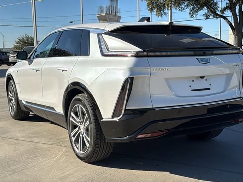 Used 2025 Cadillac Lyriq Luxury image 5