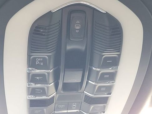 Used 2019 Porsche Macan AWD/4WD image 33