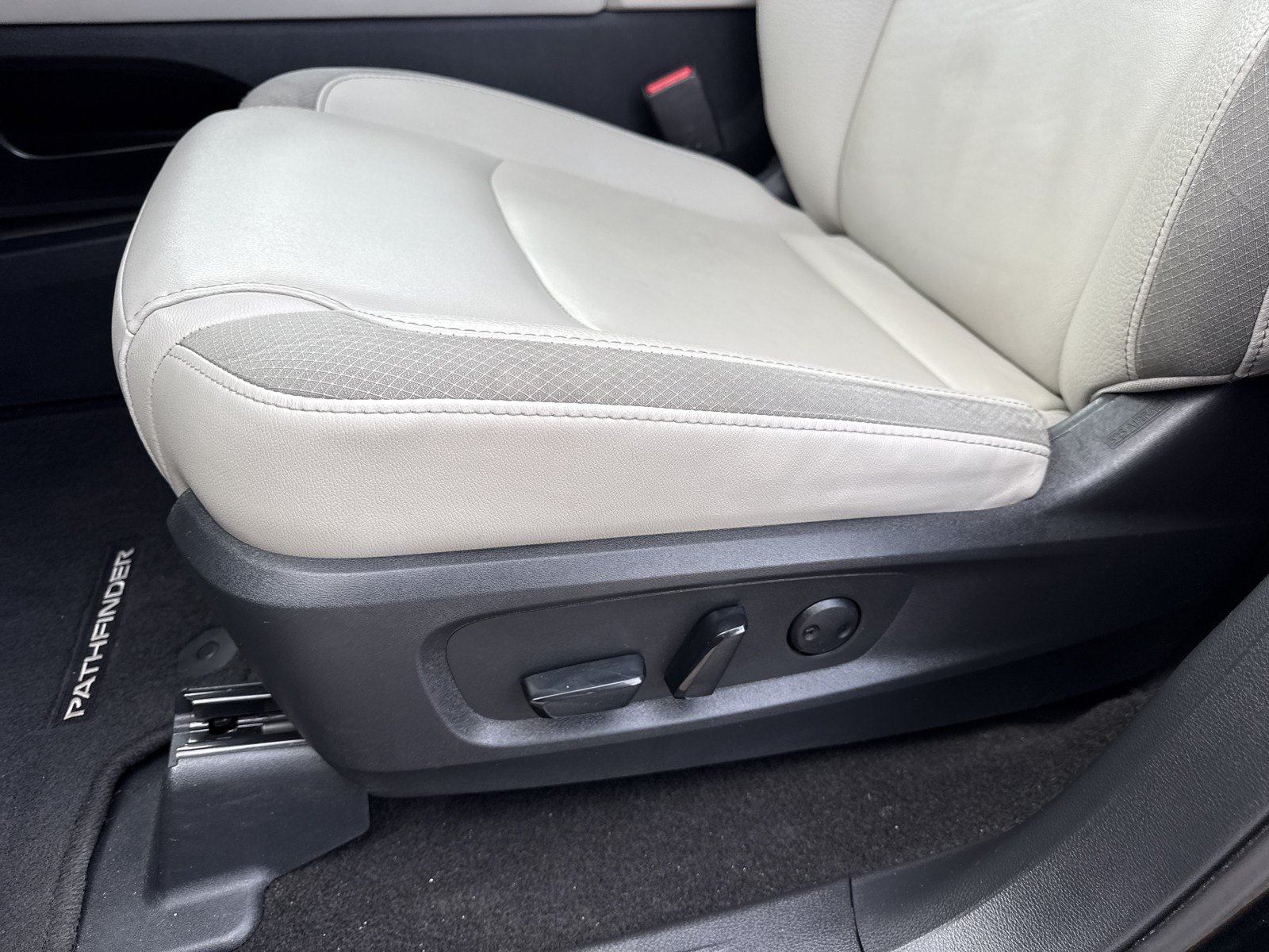Used 2023 Nissan Pathfinder SL FWD image 12