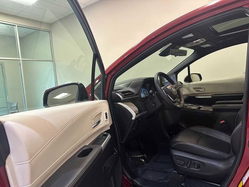 Certified 2025 Toyota Sienna Platinum image 24